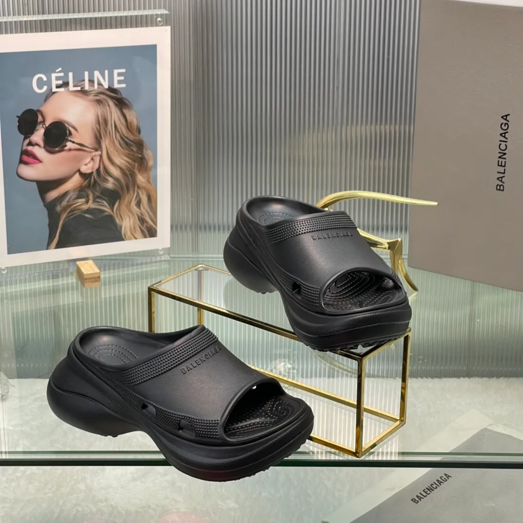 👟👟Ex-factory price 380👟👟 35-41 ‍🔥 ‍🔥 ‍🔥Balenciaga’s latest hole-in-the-wall slippers are now available! 🎉🎉🎉A sandal that is popular on Instagram, 🎊🎊🎊 and all major platforms of Xiaohongshu! Made of high-tech materials and molded in one piece, it is lightweight, wear-resistant, and waterproof! ✨✨✨ The heel height is 6CM. The colors are being added one after another to meet your various color combinations and different needs. A very cost-effective product!